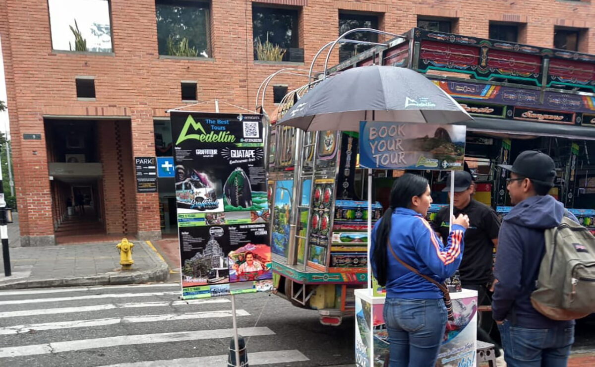 Parquean buses turísticos en el parque de El Poblado