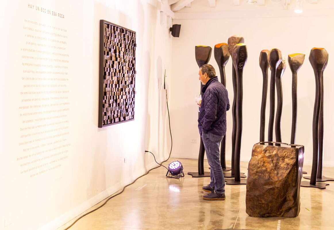 La exposición de Hugo Zapata en La Casa Blanca es una muestra monumental de la obra reciente del artista.