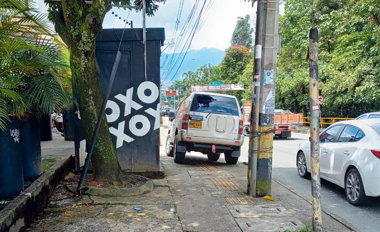 Sigue el mal parqueo en El poblado