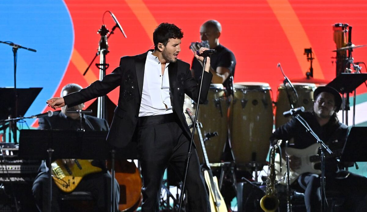 Sebastián Yatra en Medellín en el show central en el encendido de los alumbrados