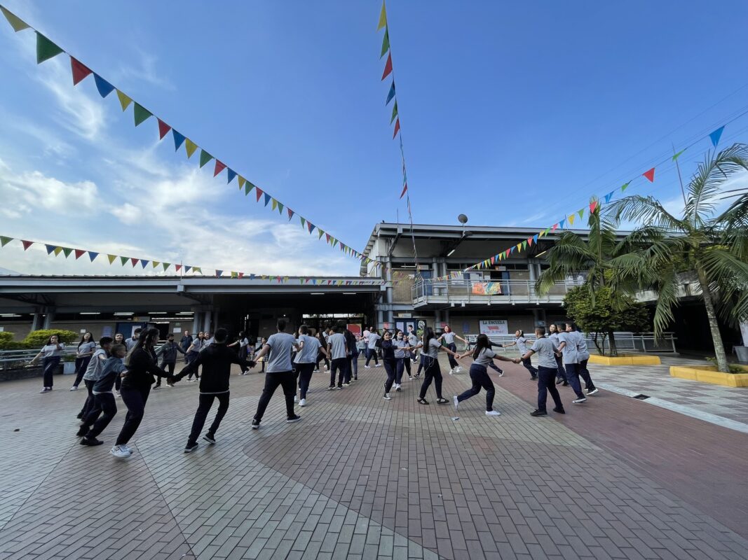 Instituciones educativas oficiales retoman la matrícula presencial, en Medellín