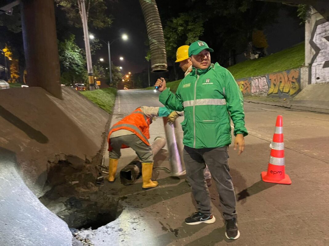 Limpieza en los deprimidos viales de Medellín