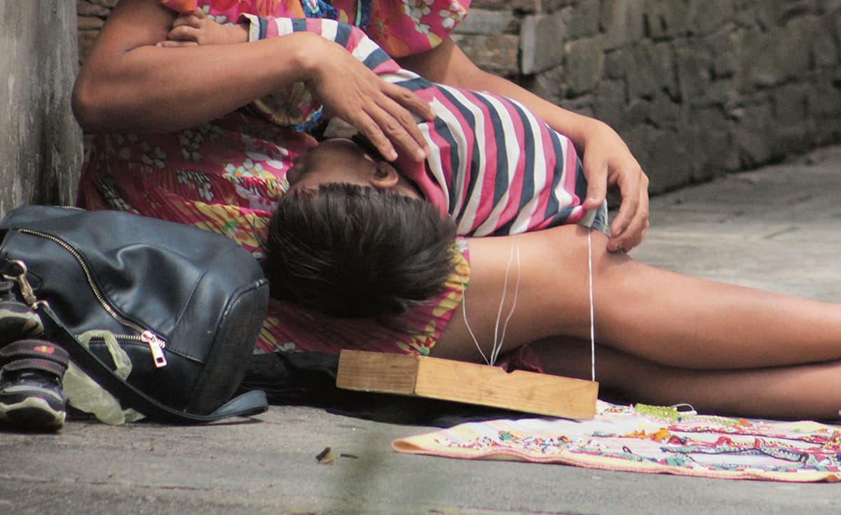Niños emberas solos en El Poblado