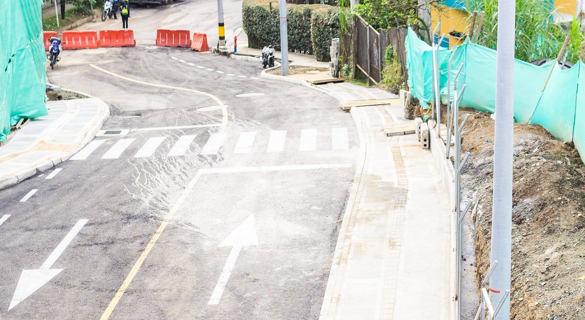Dan al servicio intercambio vial en El Esmeraldal