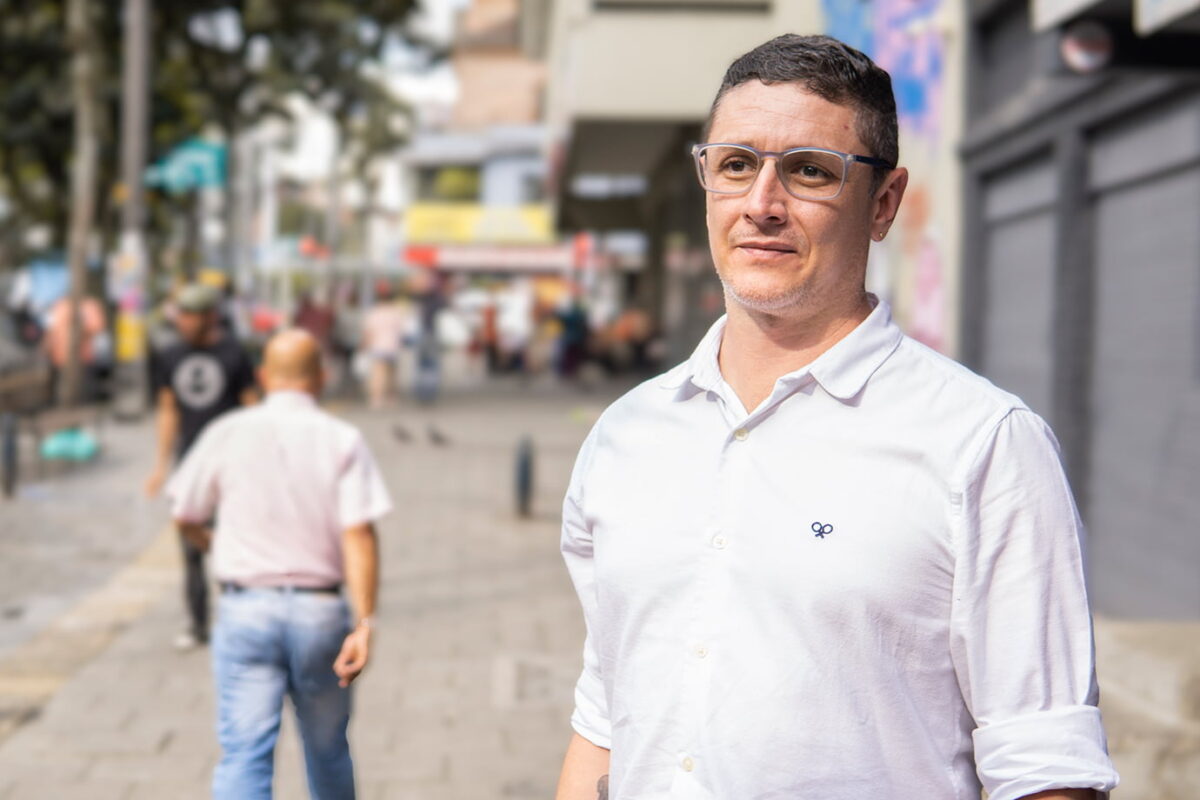 Santiago Jaramillo es el fundador de Un viejo favor. Las personas interesadas en sumarse a su causa pueden encontrarlo y escribirle a través de sus redes sociales. En Twitter: @UnViejoFavor. En Instagram: @unviejofavor. Y en el correo electrónico: santhijaragon@gmail.com. Ahí, la gente puede compartir sus historias y ofrecer ayuda económica o en especie.