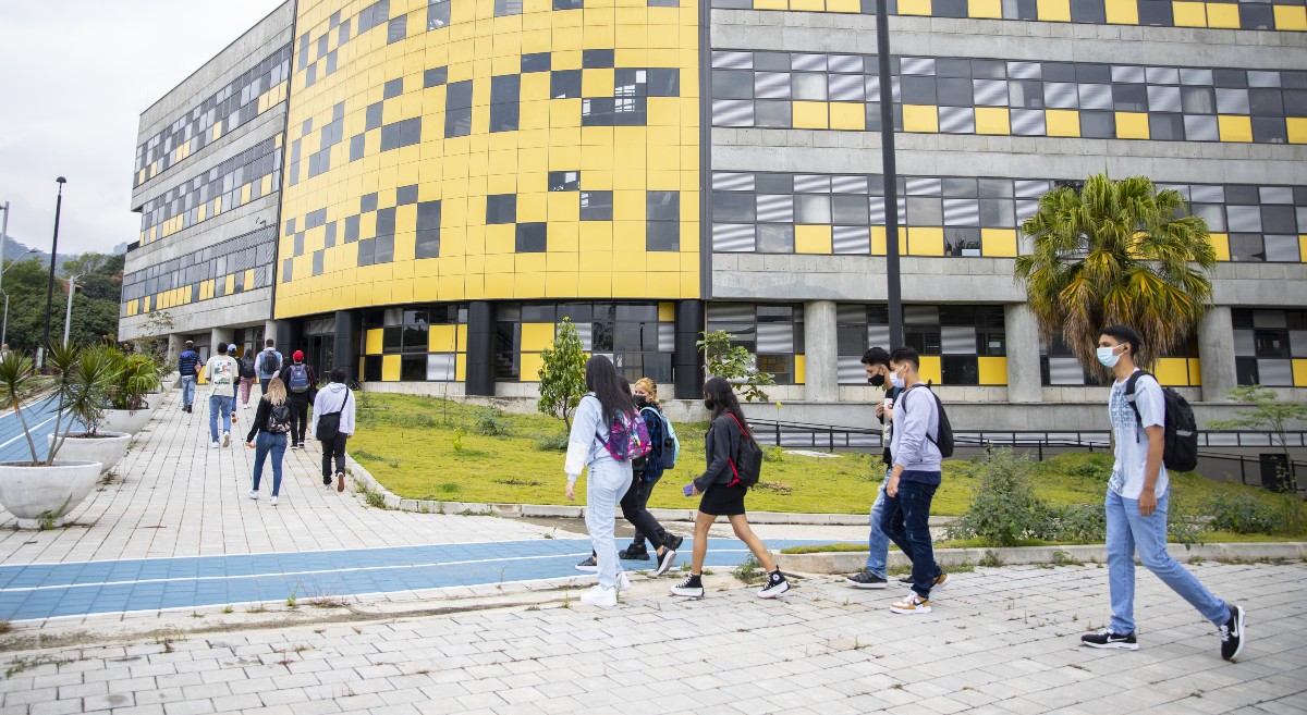 ¿Cuándo regresan los estudiantes de las vacaciones de mitad de año?