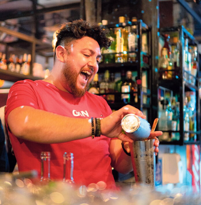 Rodrigo Otaiza es propietario de Negroni, bar chileno que hace parte de la lista de los 50 mejores bares del mundo, según la revista Restaurant.