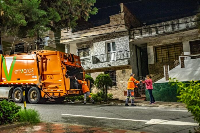 Emvarias inició plan piloto para recolección de basuras nocturna en Medellín