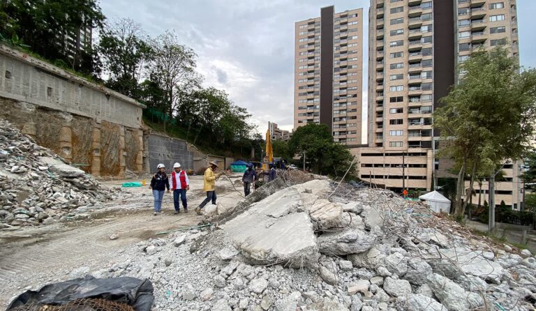 Avanza remoción de escombros en el demolido edificio Continental Towers, en El Poblado