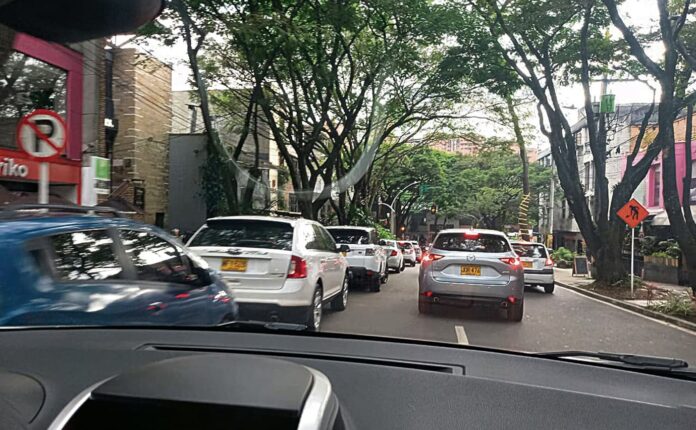Más mal parqueo en las calles de El Poblado