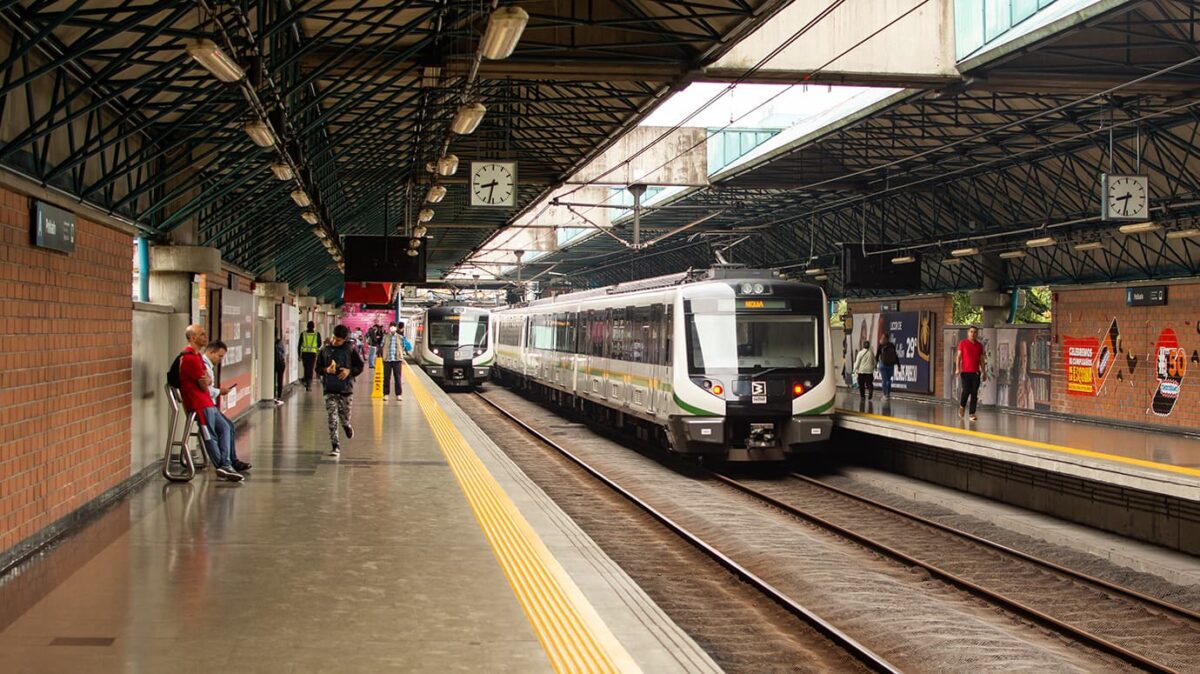 Metro de Medellín implementa una estrategia operativa en las mañanas y tardes