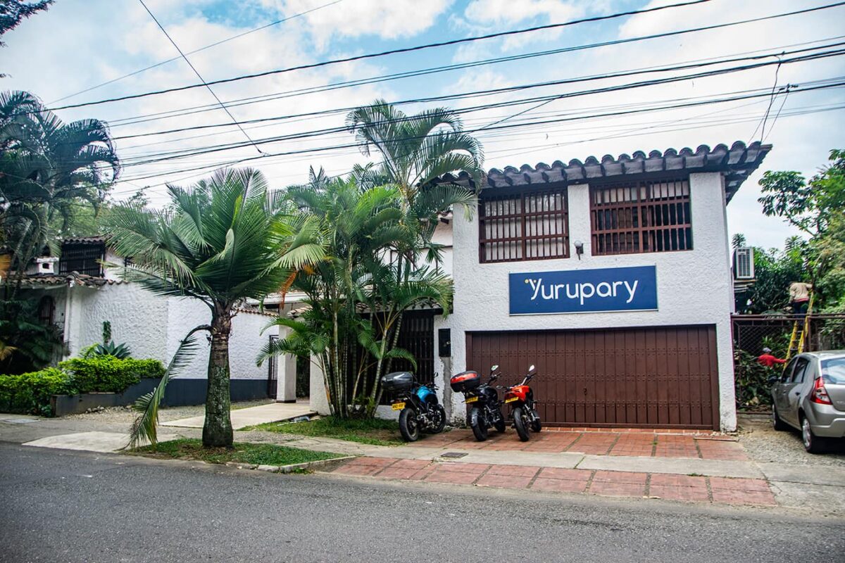 Desde hace 36 años, la academia Yuruparí ocupa dos casas patrimoniales en el barrio La Aguacatala. 