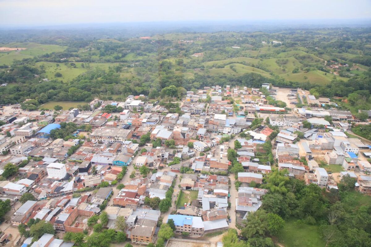-Doradal se ubica al occidente de la cabecera municipal de Puerto Triunfo, sobre la autopista Medellín-Bogotá. Limita al norte con el corregimiento Estación Cocorná y el municipio de Puerto Nare, al sur con el municipio de Sonsón, al oriente con el corregimiento Santiago Berrío, y al occidente con el corregimiento Las Mercedes.