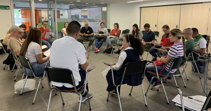 El Club de Conversación en Inglés regresó a la Biblioteca Débora Arango