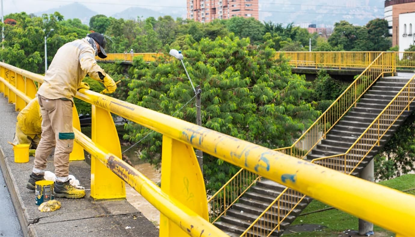 Instalan pasamanos y defensas viales, en algunas calles de Medellín