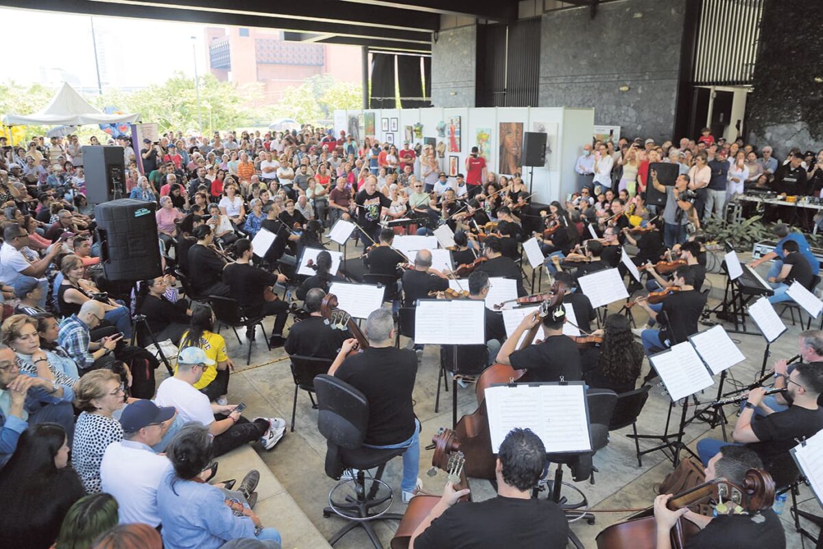 El 19 de marzo, en Parques del Río, la música llegó con notas de celebración. La Filarmónica de Medellín invitó.