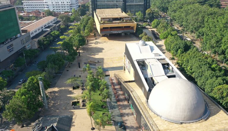 Conozca el museo en Medellín que le rinde homenaje al rock a través de 100 carátulas