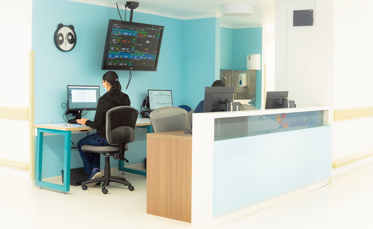 Los equipos de alta tecnología permiten monitorear al paciente en todo momento.