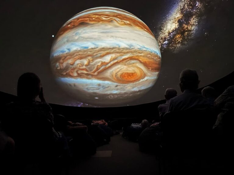 Una navegación por el universo en vivo durante un concierto sinfónico