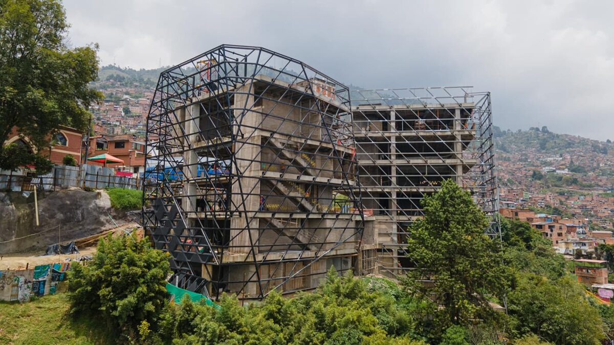 Avanzan las obras en la Biblioteca España, ya se instaló la fachada