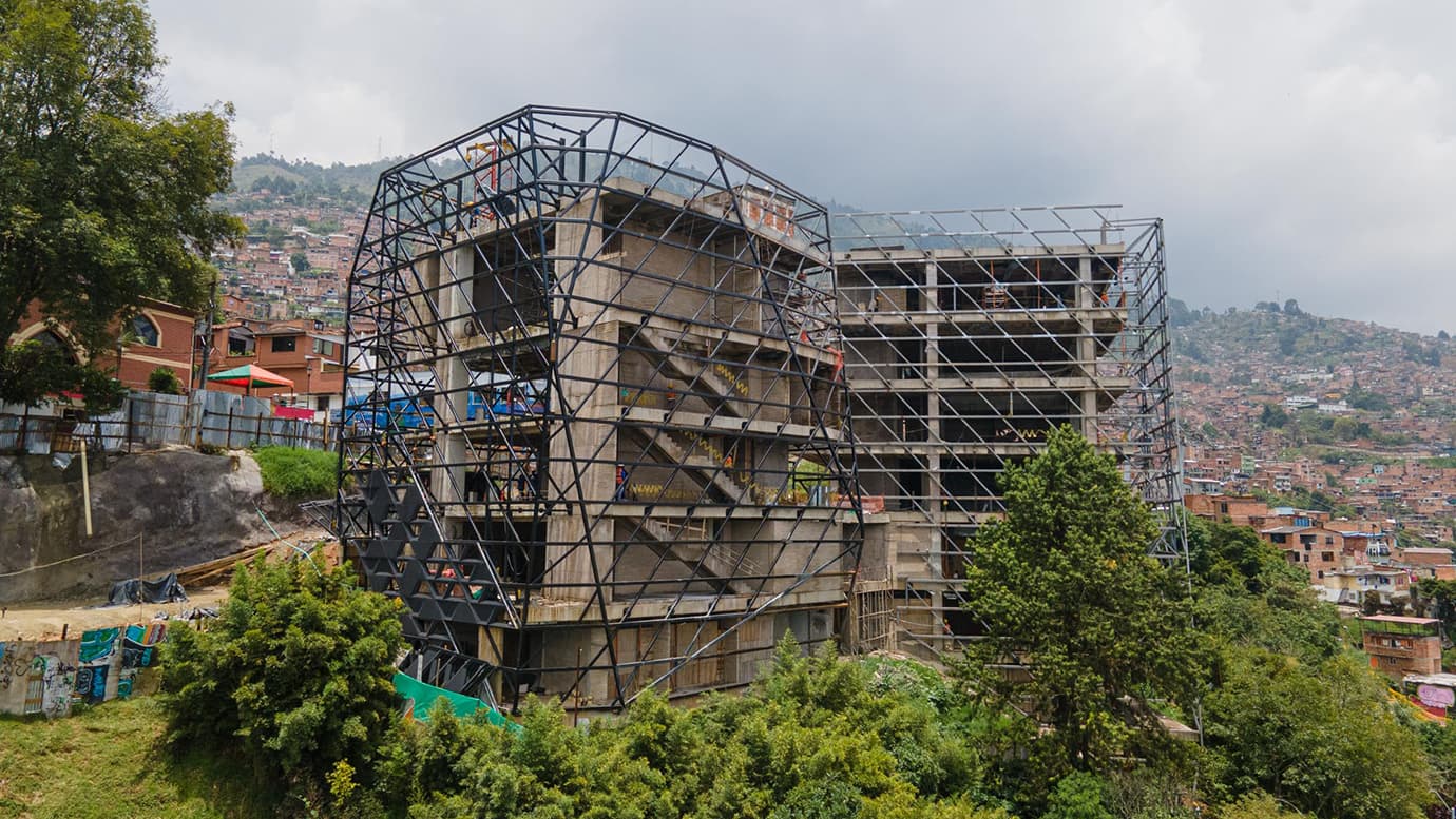 Avanzan las obras en la Biblioteca España, ya se instaló la fachada