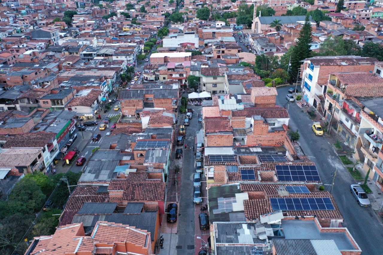 Familias en Medellín producen energía solar