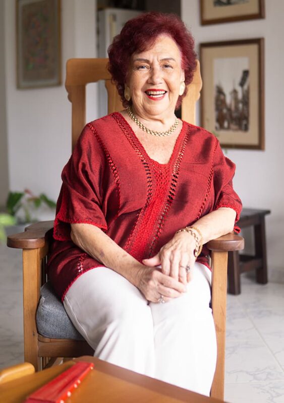 A sus 83 años, Hilda Posada sigue celebrando la vida, la música, la risa y la conversación. Su tertulia mensual, en el bar Bermellón, de Envigado, es un homenaje a los boleros y la música colombiana. 