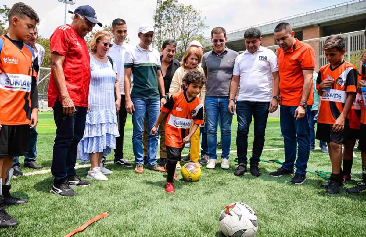 La renovada cancha sintética del Polideportivo Sur, en Envigado