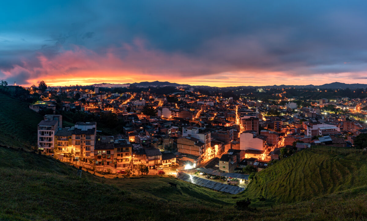 Panorámica nocturna de Marinilla, un interesante destino cercano y con opciones turísticas para todos.