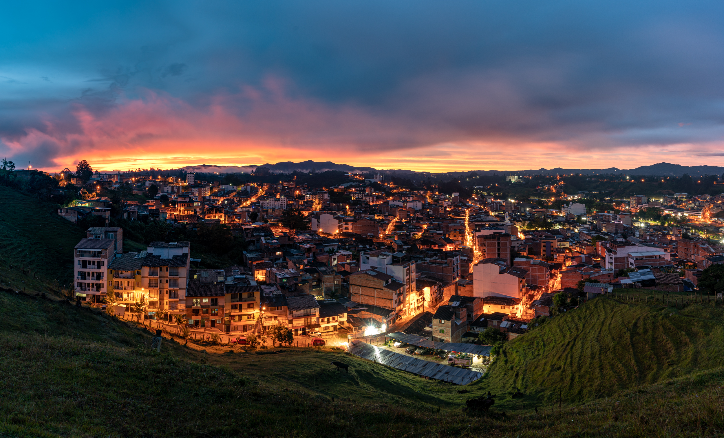 Panorámica nocturna de Marinilla, un interesante destino cercano y con opciones turísticas para todos.