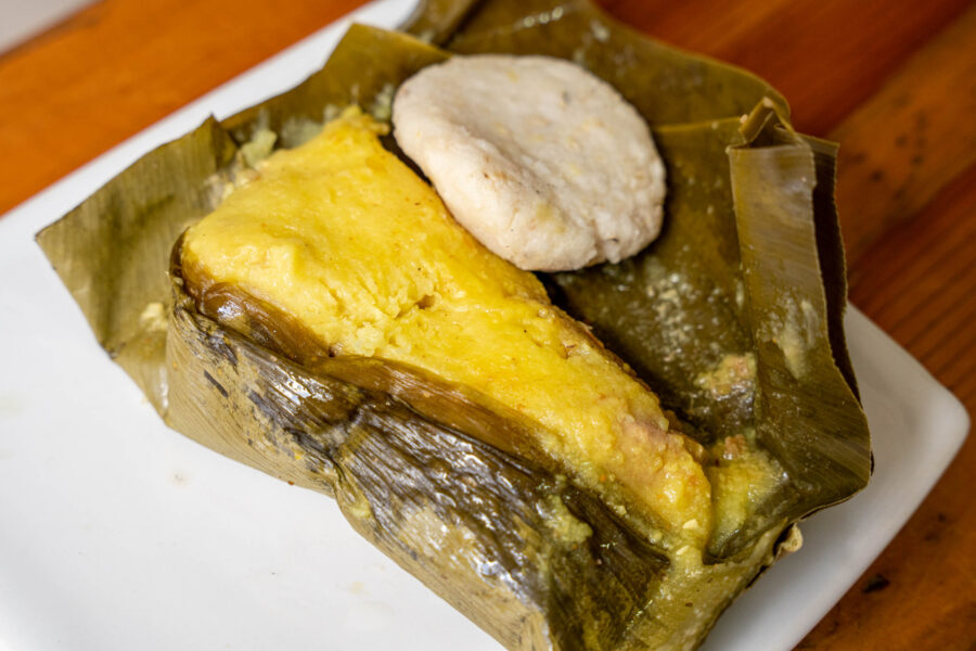 Tamales marinillos en Los Cascarillos, a media cuadra del parque principal.