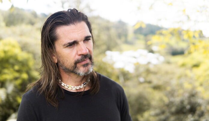 Juanes llegó a Medellín para el lanzamiento de “Vida Cotidiana”, su primer álbum de composiciones originales, en 4 años. “Vivir En El Poblado” conversó con él. La entrevista completa se publicará en la edición que circula el jueves, 25 de mayo.