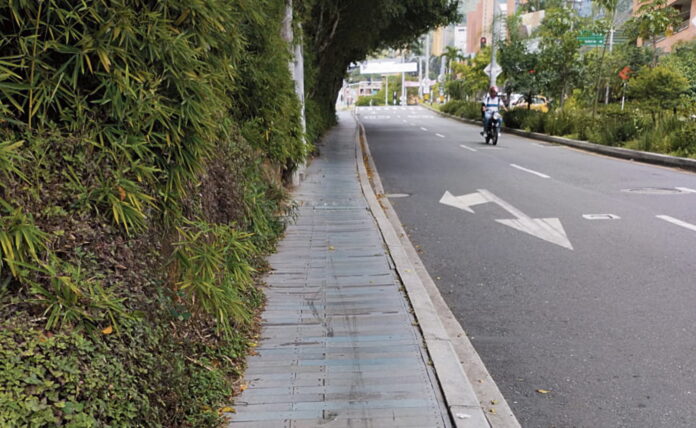 Vereda peatonal en la Loma de Los Parra sin antideslizante