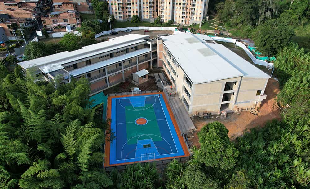 La sede Alto de Las Flores hace parte de la institución educativa Alejandro Vélez Barrientos, al sur de Envigado. Uno de los “Megacolegios para la Paz” terminados.