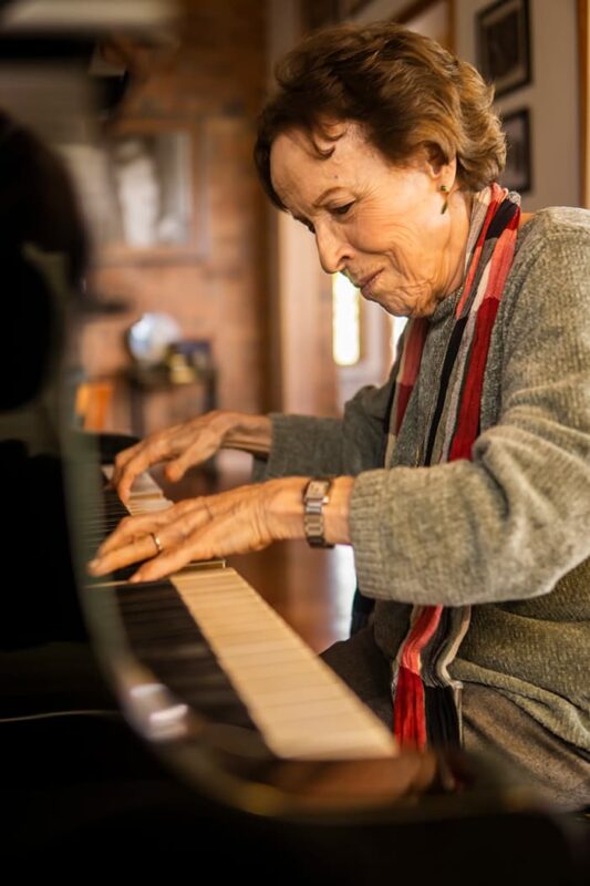 “Una vida al piano”, el primer libro de la maestra Blanca Uribe