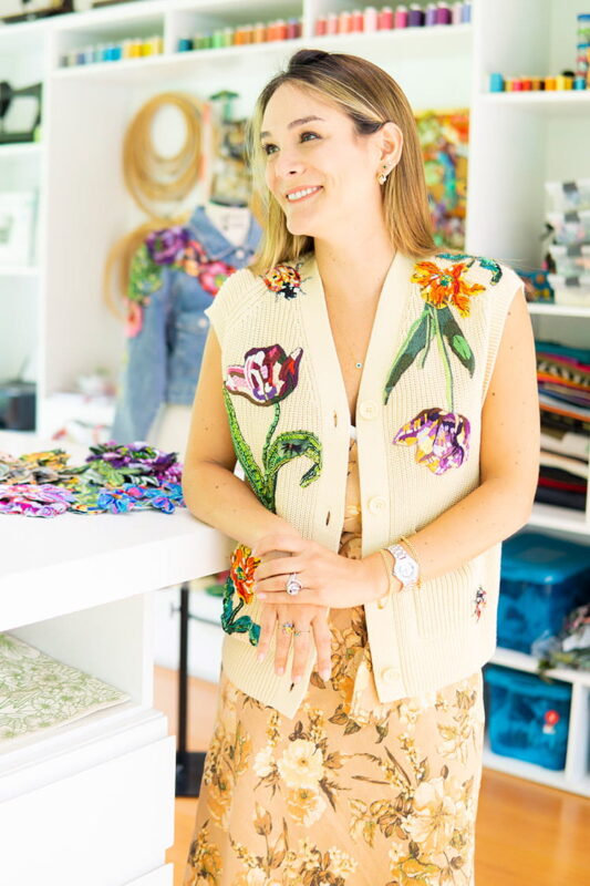 Ana María Restrepo es la creadora de Amarpo, la empresa de textiles y bordado con la que llega a varios países. Ser un “estilo de vida”, más allá de una prenda o la moda es su propósito. Bordados y artículos para la casa y los espacios son parte de esta propuesta que las personas pueden conocer a través de su cuenta de Instagram: @amarpodesign