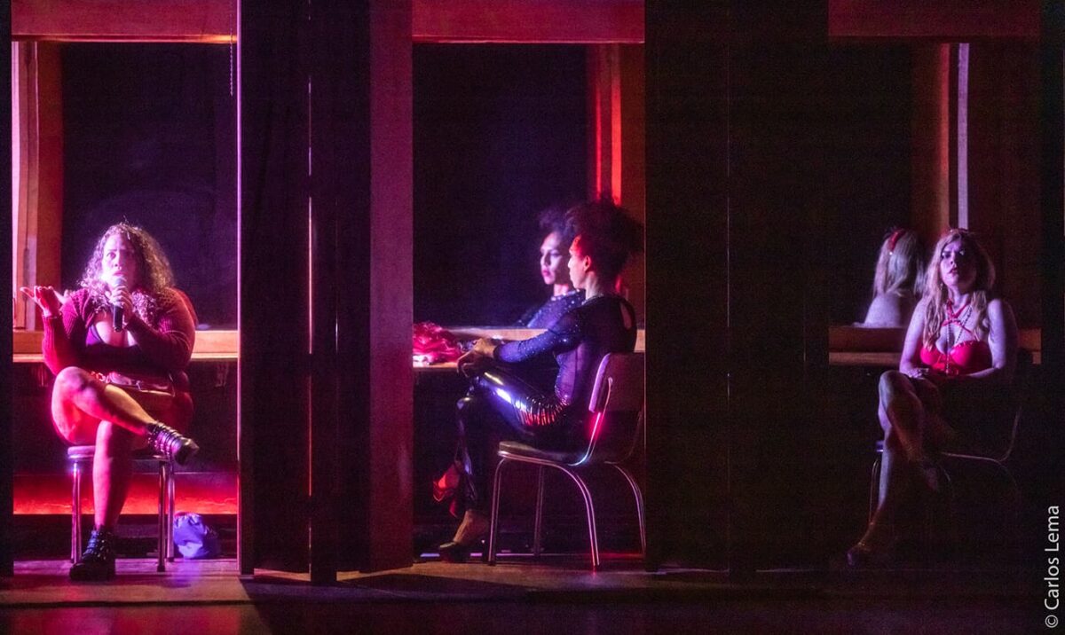 “Entre putas… una voz”: de la calle al teatro