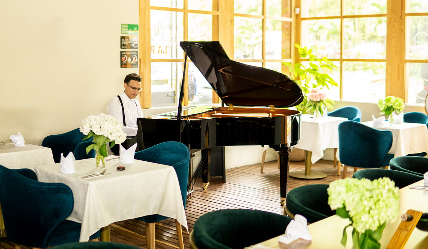 Armonía gastronómica: música de piano eleva la experiencia de comer en Tintoretti