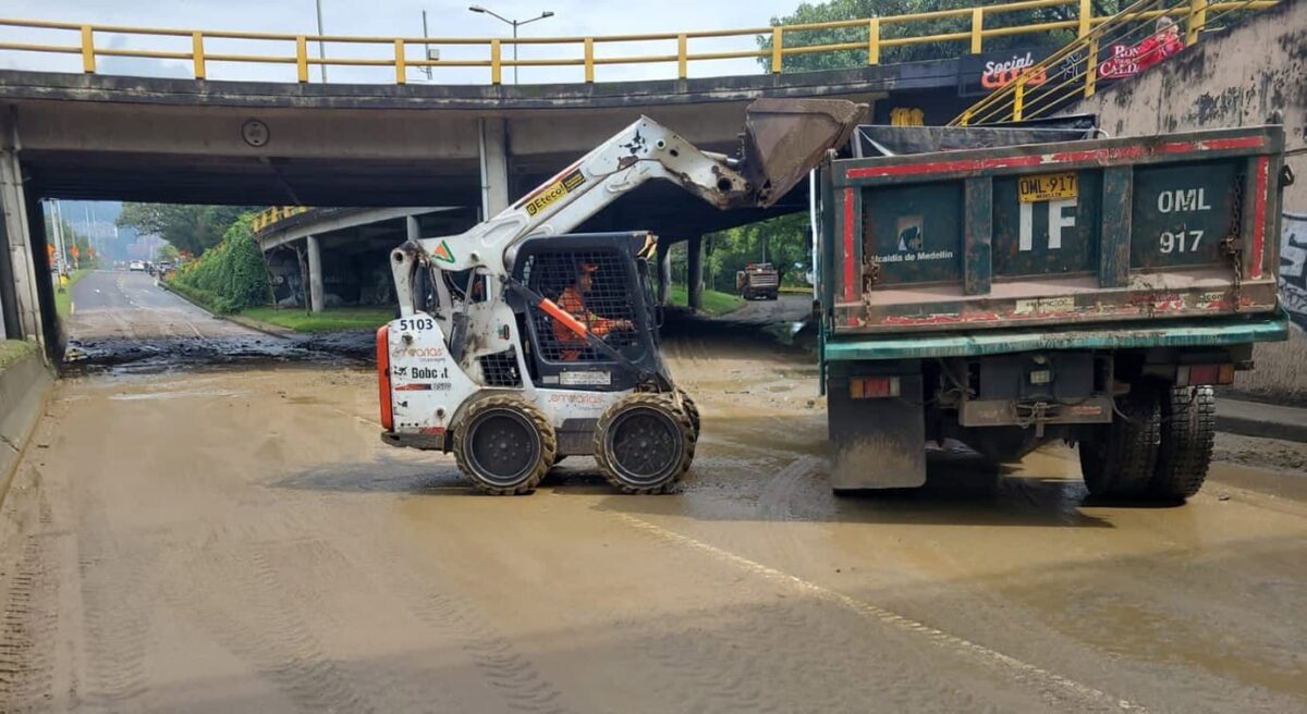 Tubería de agua se rompió y causó inundación en deprimido de La Aguacatala, en El Poblado
