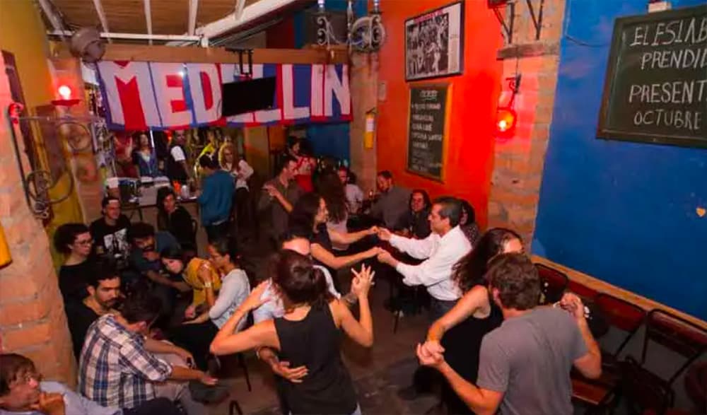 25 años del bar de salsa El Eslabón Prendido en el centro de Medellín