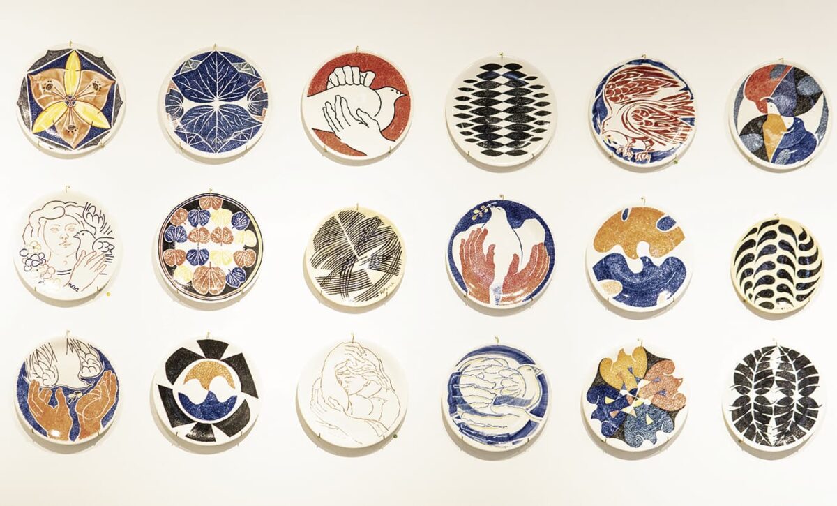 Aspecto general de la exposición en Casa Tragaluz. Son 93 platos en cerámica que invitan a ser observados con detenimiento.