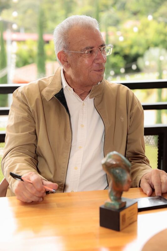 Darío Jaramillo Agudelo (Santa Rosa de Osos, 1947) es el autor de Historias (1974), Tratado de Retórica (1978),  La muerte de Alec (1983), Poemas de Amor (1986, 2013), Cantar por cantar (2001), Cuadernos de música (2008), Conversaciones con Dios (2023), entre otras obras.