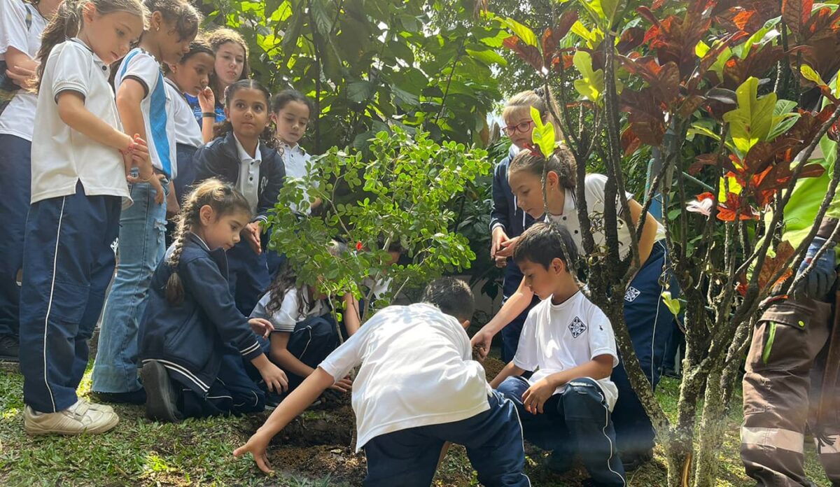 Estudiantes del colegio San José de Las Vegas realizaron la siembra de más de 100 árboles