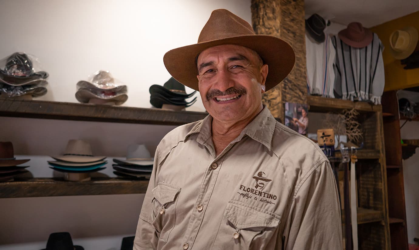 José Isidro Urrea participa en Expoartesano 2023 con su marca familiar Florentino, que produce sombreros de fieltro.