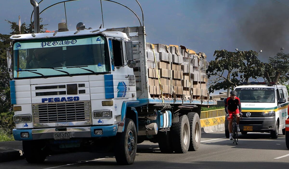 Restringe la circulación de vehículos pesados por algunas vías de Envigado como la Loma del Escobero