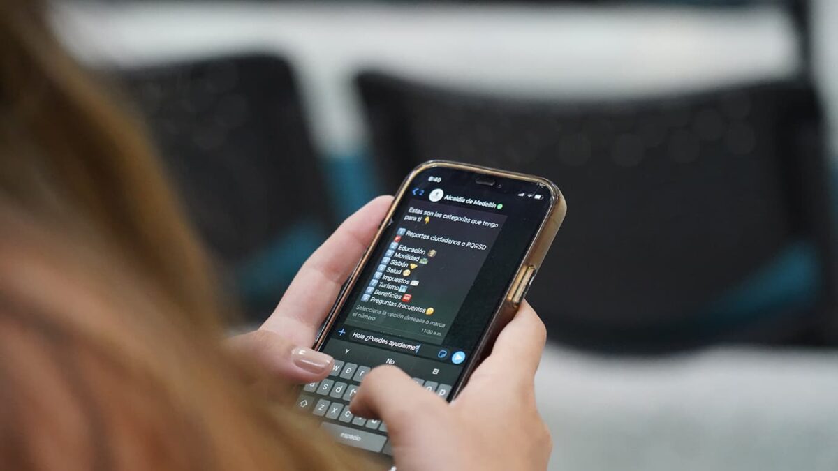 Una línea de WhatsApp para atender trámites y servicios estrena la alcaldía de Medellín