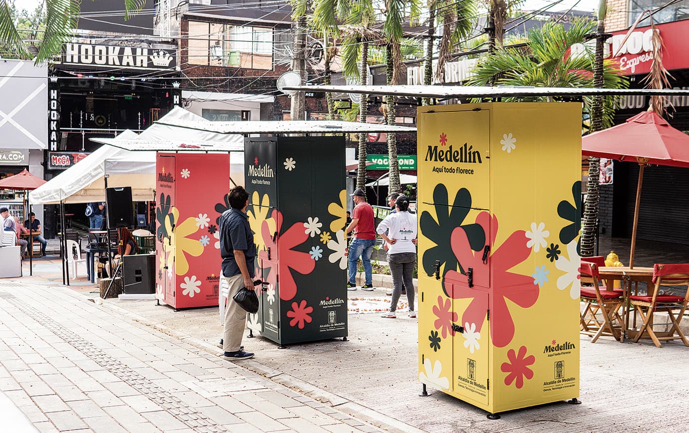 Artesanos con módulos en el parque Lleras