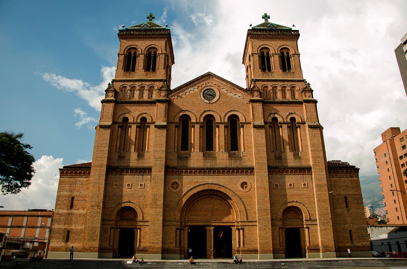Una subasta, por la Catedral Basílica Metropolitana, de Medellín