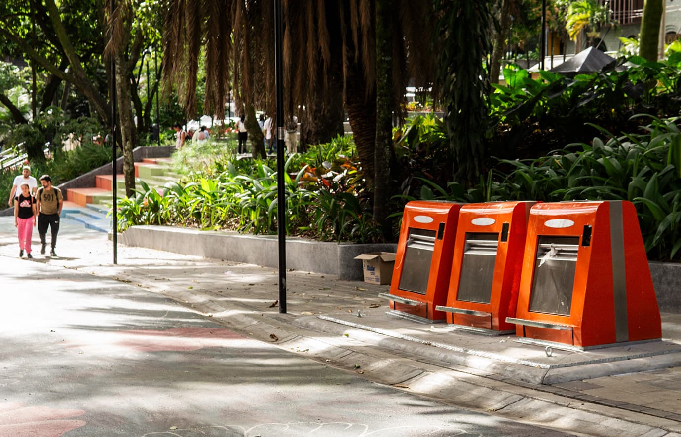 Contenedores nuevos en el parque Lleras