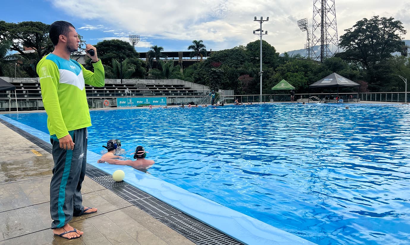 Convocatoria para personal operativo de piscinas del INDER Medellín